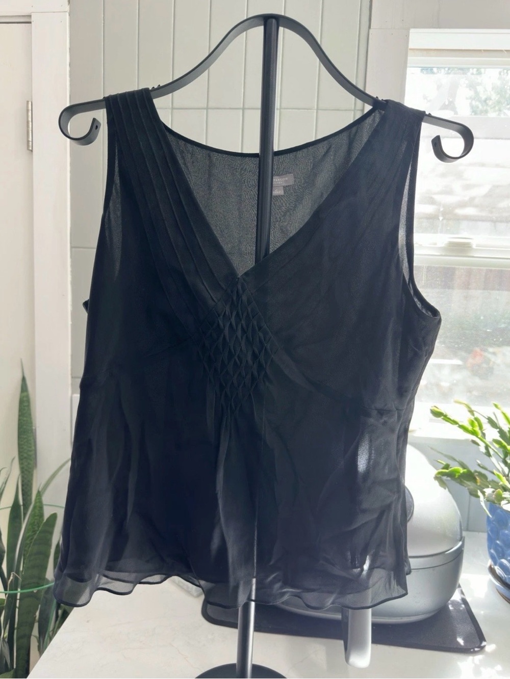 Ann Taylor Black Sleeveless sheer V-Neck Layered Shell Top - Size XS EUC